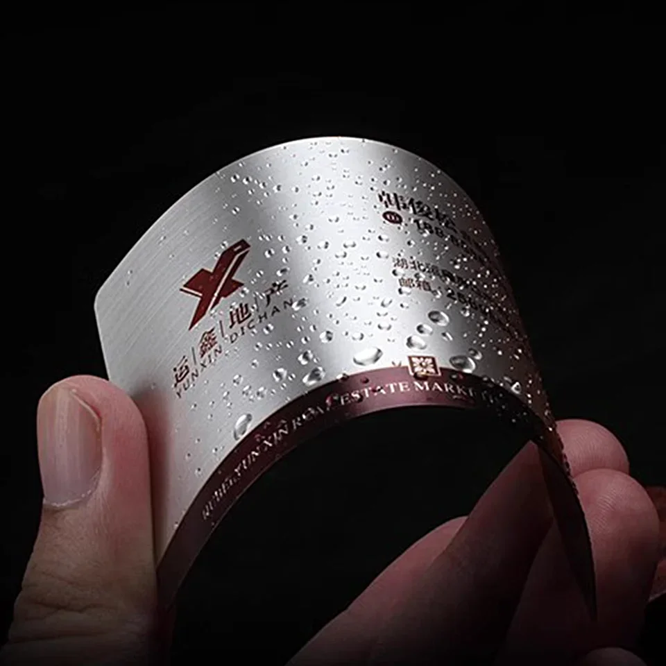 بطاقة عمل فاخرة مخصصة من الفولاذ المقاوم للصدأ مع بطاقة NFC معدنية مخفية مطبوعة بشعار محفور وبطاقة ائتمان VIP فضية اللون