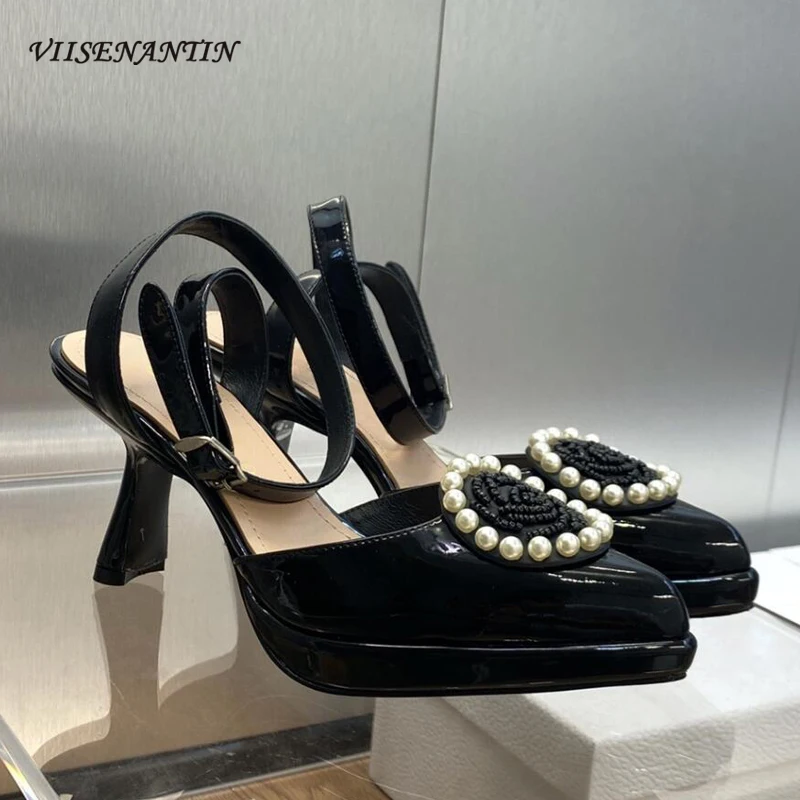 

Strange Heel Sexy Women Single Pumps Shoe Ankle Buckle Strap Shiny Leather Beige Pink Runway Party Sanals Pearl Heart Decor Shoe