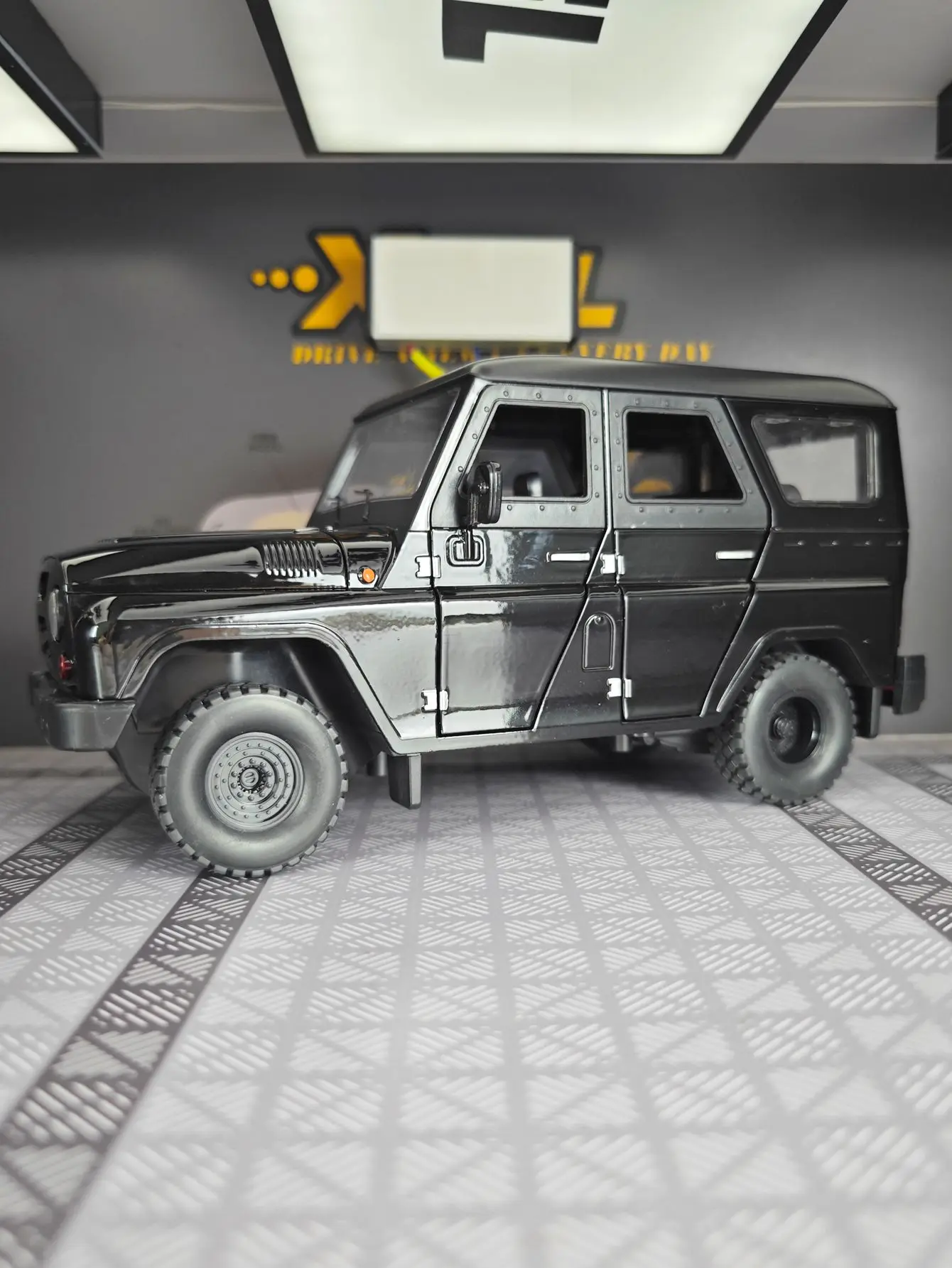 

1:18 Hard-core off-road vehicle alloy car model acousto-optic pull back children's toy doors and hood trunk can be opened