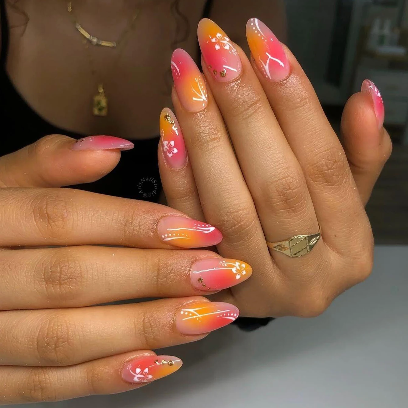 24개의 다채로운 꽃 아몬드 모양 인조 손톱 세트, 1개의 네일 파일 & 1개의 네일 글루 스티커 키트로 당신의 손톱을 업그레이드하세요