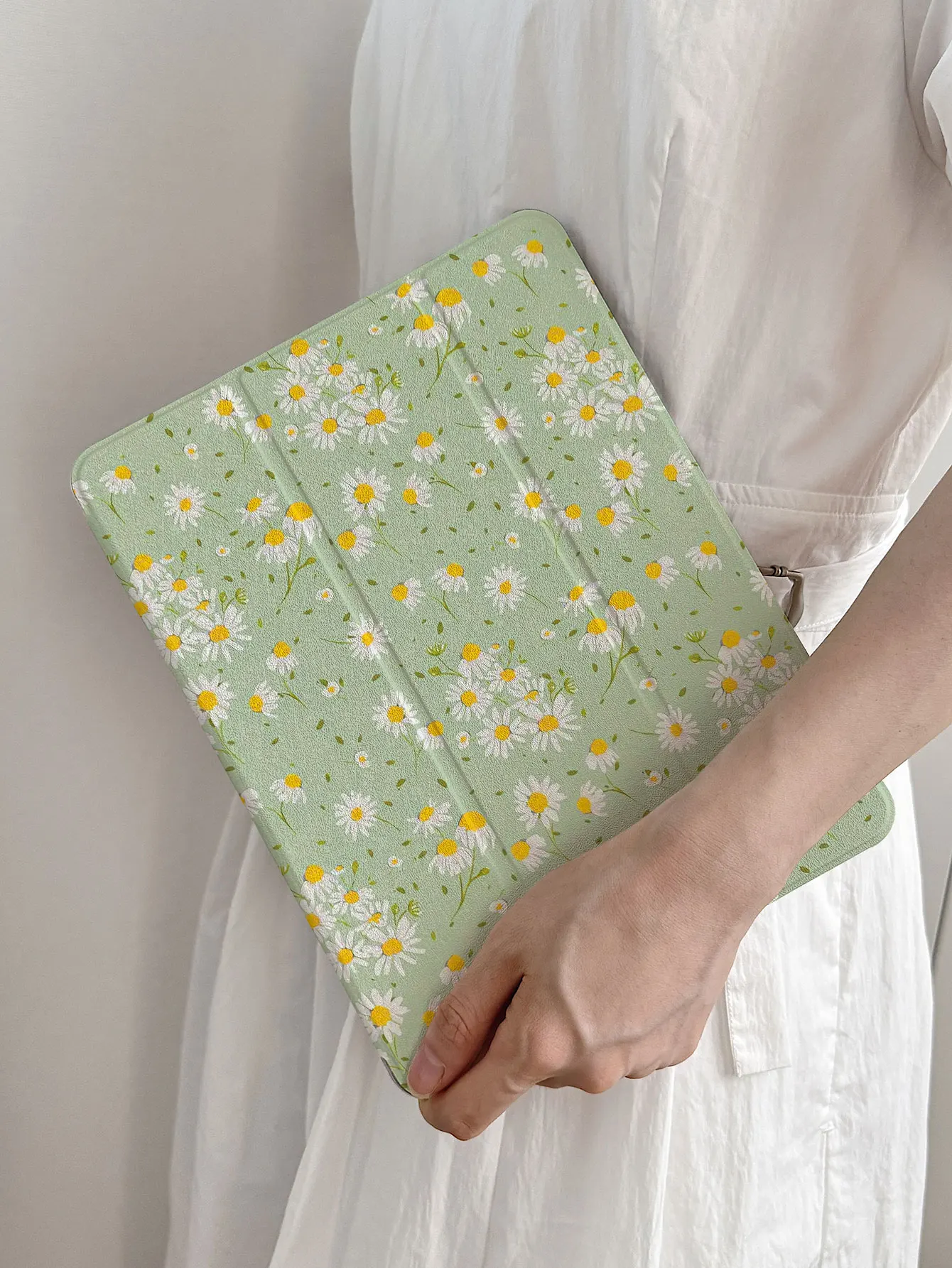 Soft Green Daisy Pattern Tablet Case, Fresh Plant and Floral Design, Suitable for iPad 9.7/10.2/10.5/10.9/12.9/Pro 11 (10Th Generation), Soft Anti-Drop Protection, Smart Stand/Automatic Wake/Sleep Function