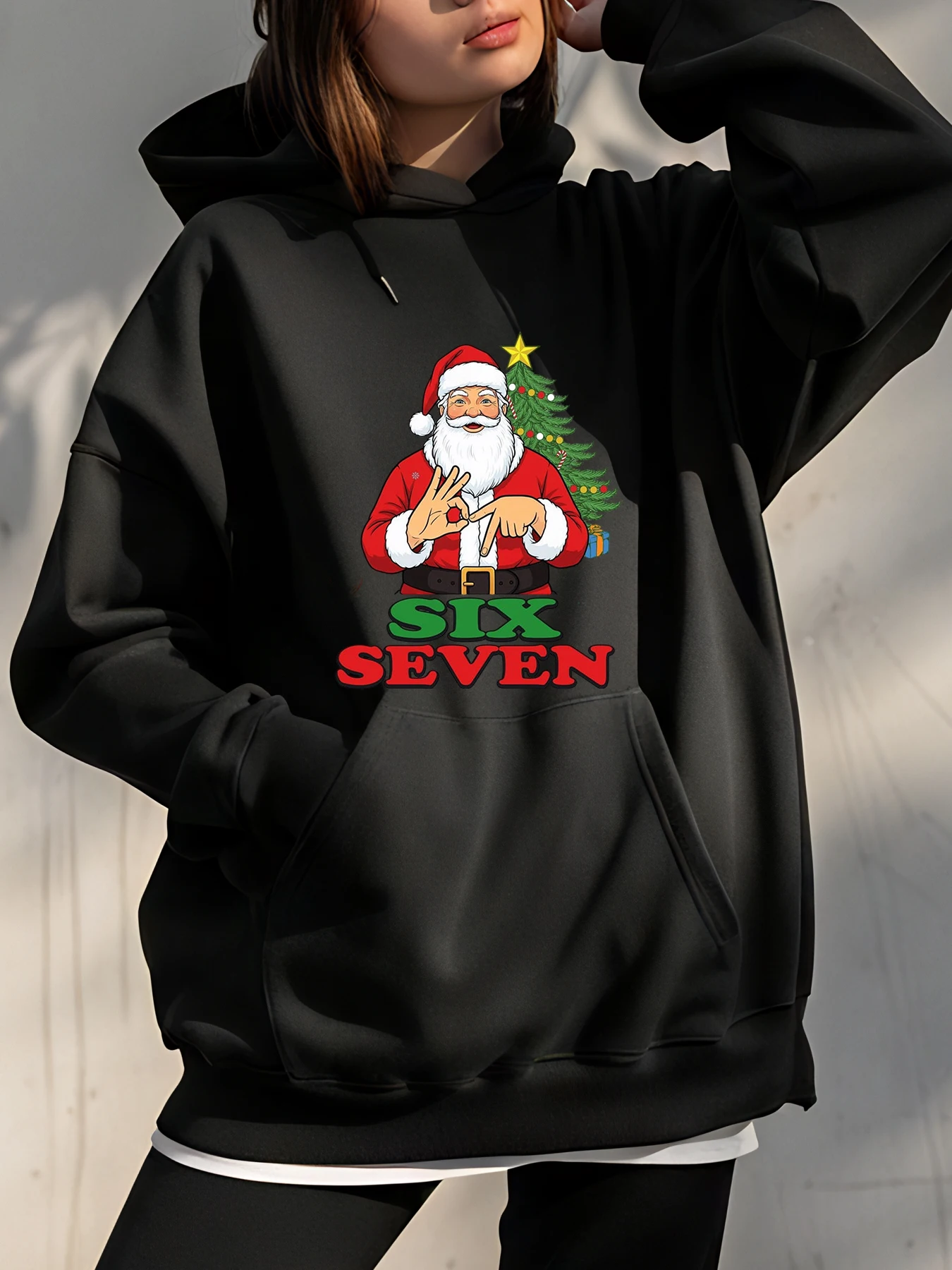 【คริสต์มาส】เสื้อฮู้ดพิมพ์ลายซานต้า 6-7 สไตล์ลำลองทรงหลวมพร้อมลายซานตาคลอสและตัวเลข ใส่ได้ทั้งชายและหญิง เหมาะสำหรับใส่ในวันหยุด