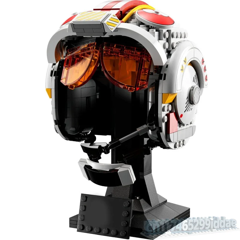 675Pcs White Red Pilot Helmet Building Blocks Futuristic Wearable Sculpture Model DIY Assembly Creative Home Decoration Display