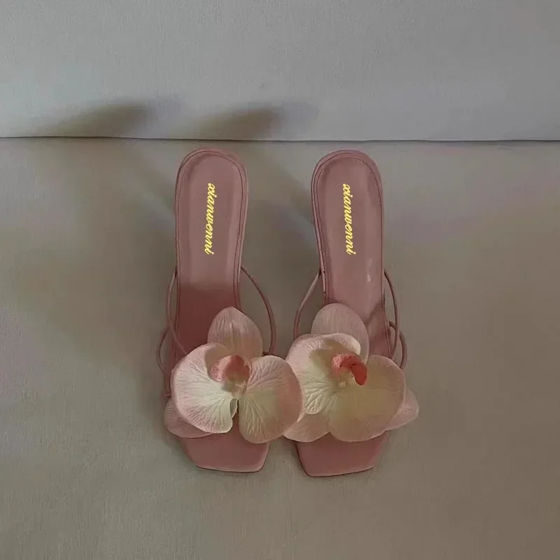 Scarpe di marca di moda donna 2024 estate di alta qualità nuovi fiori eleganti Design pantofole da donna pantofole moderne con tacco alto