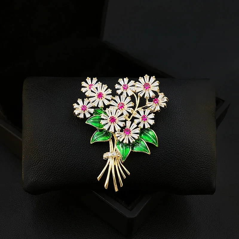 

Flower Daisy Brooch for Women Suit Luxury White Plant Enamel Pin Clothing Accessories Crystal Jewelry 5097