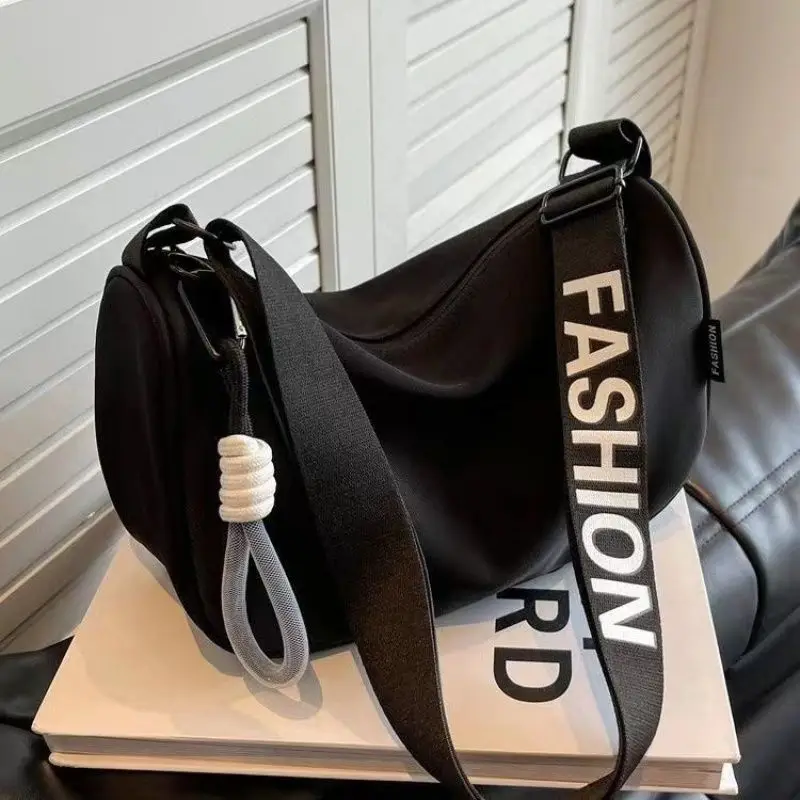 Sac fourre-tout léger de grande capacité, sac à bandoulière avec oreiller à la mode pour les déplacements quotidiens et les voyages, les activités de plein air