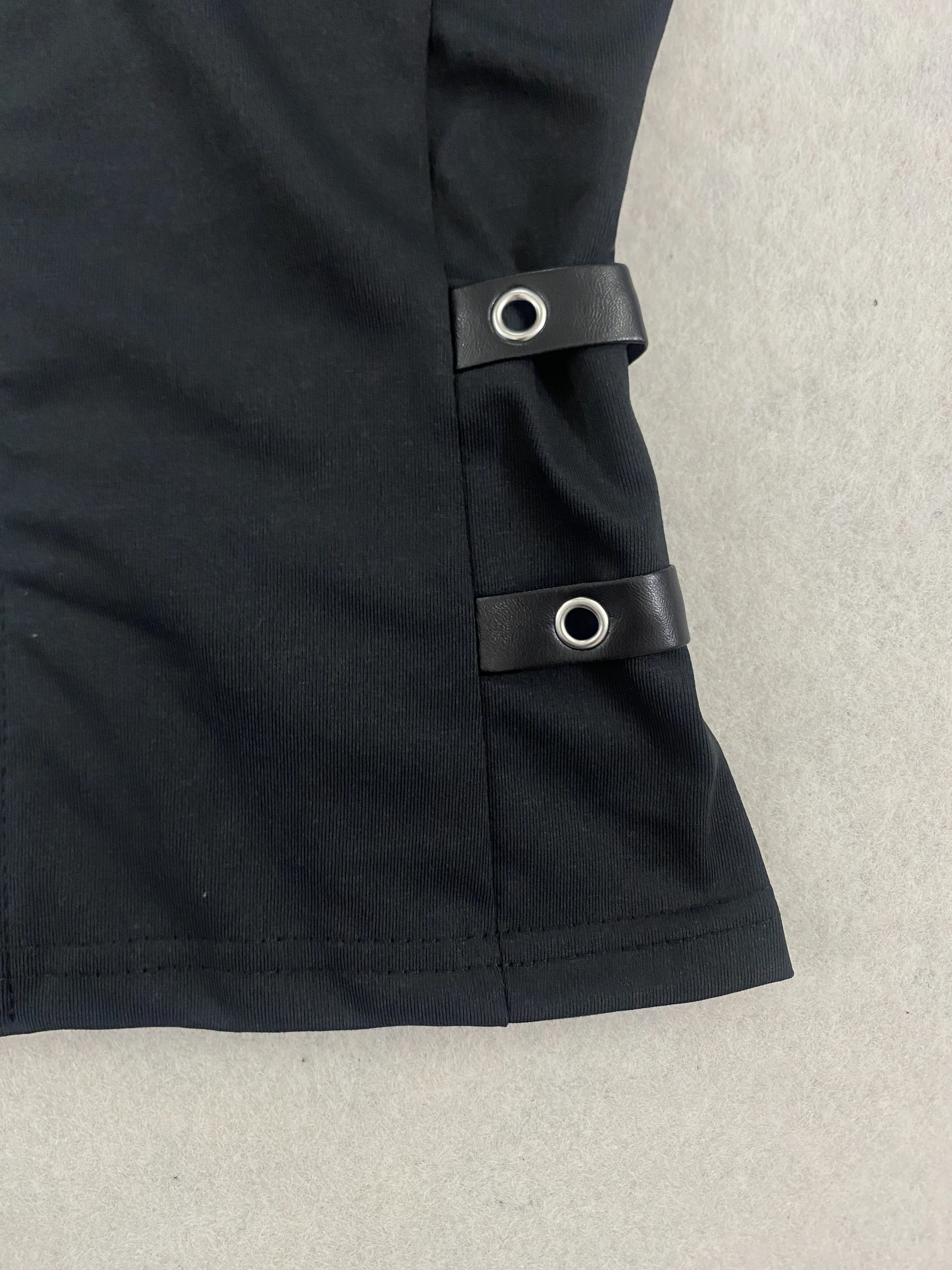 Damen Crop-Weste mit Reißverschluss und Reverskragen, Metallnieten-Seitenschnalle, Ärmellos, Slim Fit, Gothic Punk Y2K Streetwear Alt Clubwear Top – Detail 7