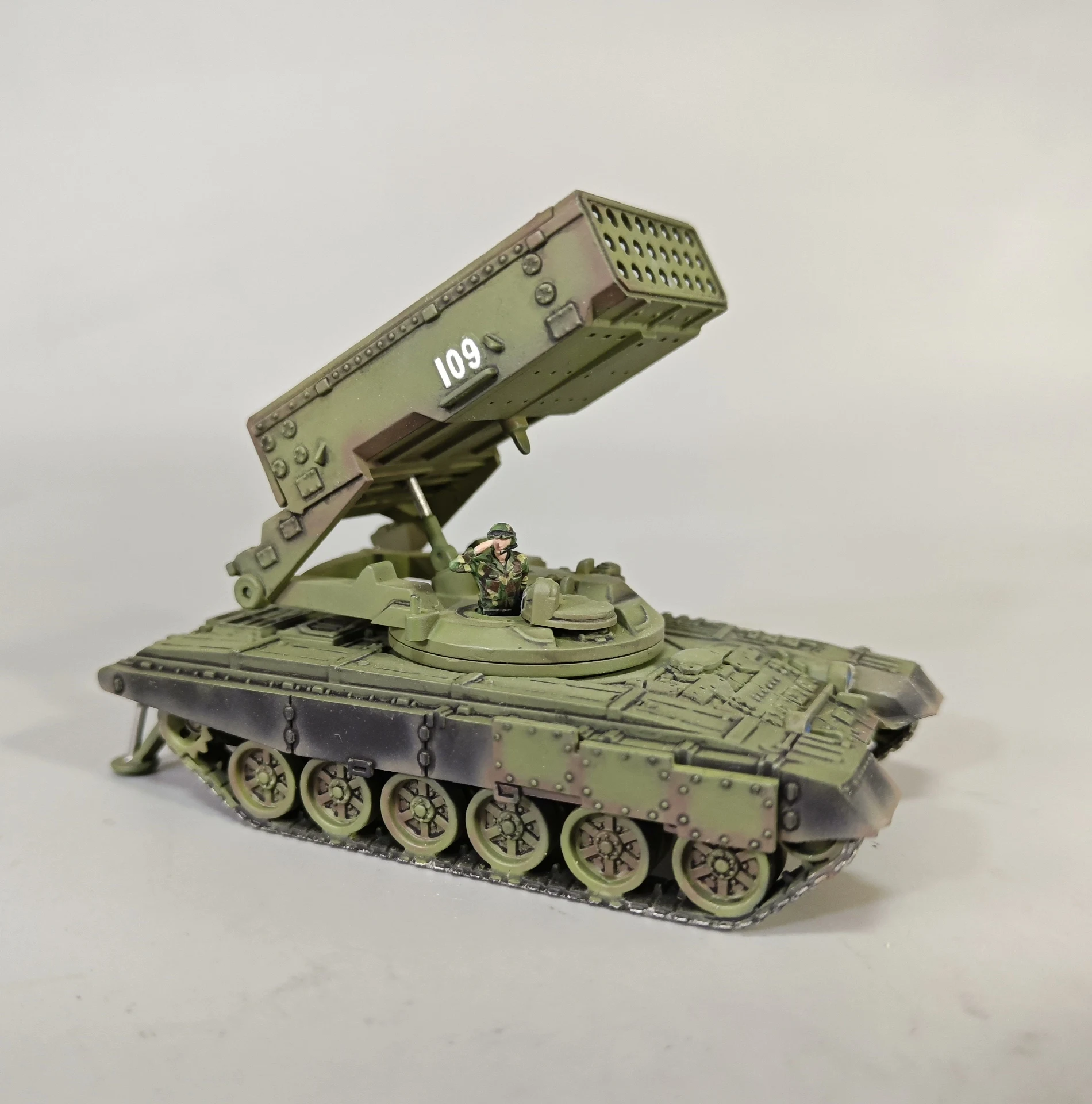 

Российская самоходная установка ТОС-1 в масштабе 1/72, готовая модель с ручной росписью, декоративное украшение, пластиковый материал (отправка через 3 дня после начала работы над ней)