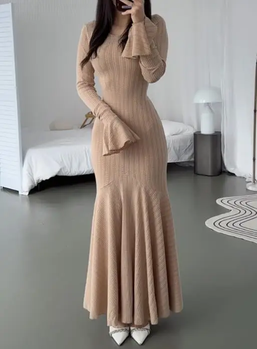 

Autumn 2025 New Hip Hugging Fish Tail Dress Fashionable Women's Elegant and Simple Sexy Trumpet Sleeve Hip Hugging Dress