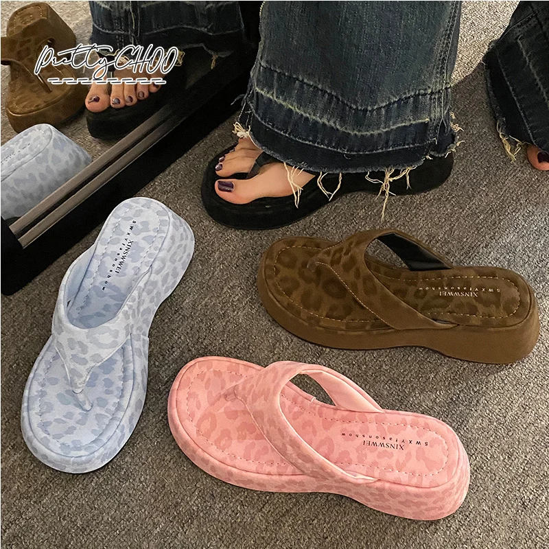 

Leopard Platform Thong Sandal Woman Chic Strap Design Wedge Flip Flop Ladies Summer Street Style Thick High Heel Mule Slide Shoe