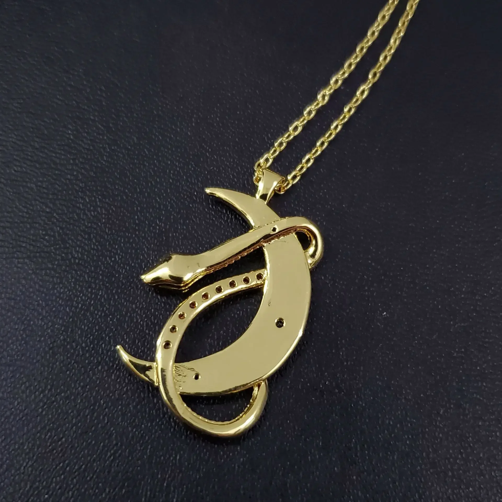 MDL مويسانيتي. النمط والولايات المتحدة التجارة الخارجية عبر الحدود الرجال المجوهرات الشعبية القمر الأفعى عنصر قلادة الرجعية