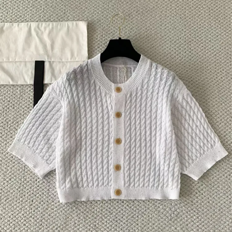 

Индивидуальный пошив: Европейская женская мода 2026, весенняя новинка – белый вязаный кардиган с коротким рукавом на одной пуговице