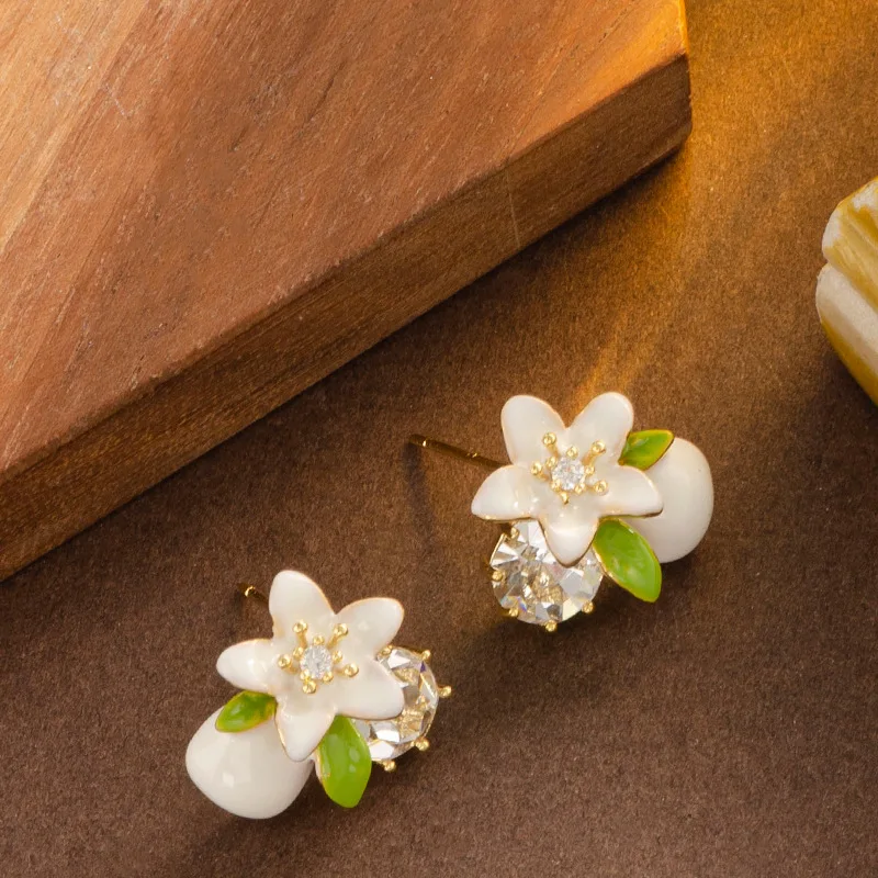 

Exquisite and sweet diamond-encrusted persimmon flower stud earrings, light and luxurious, versatile commuting earrings