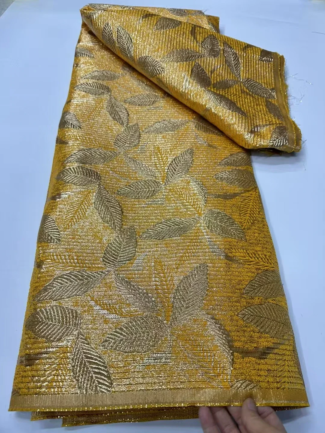 

Новейшая золотая парчовая жаккардовая африканская нигерийская кружевная ткань 2025 Высококачественная французская дамасская кружевная ткань для женского платья LCW2511