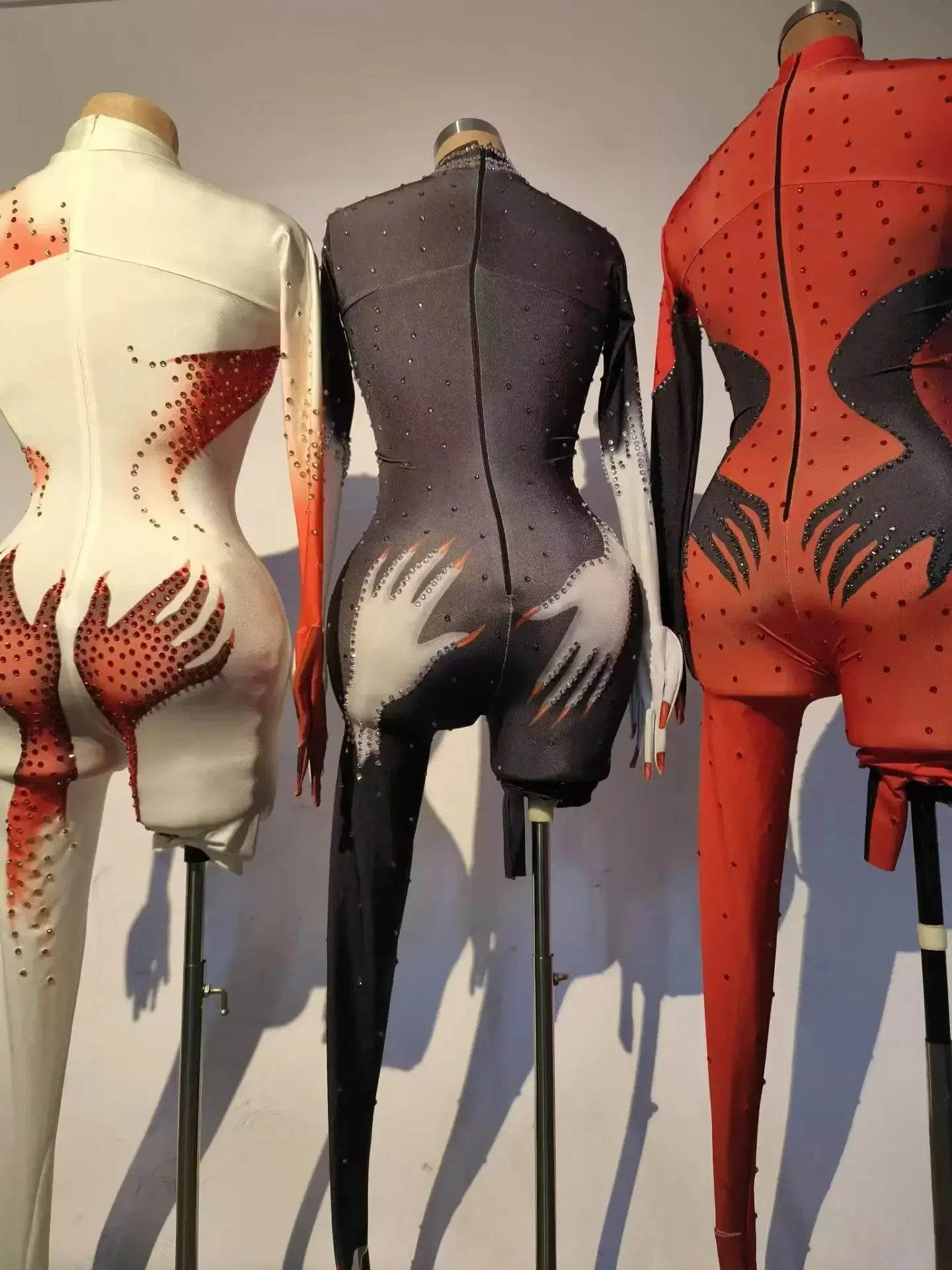 2025 Donne Festeggia Stage Wear Tute con strass rossi completi Drag Queen Outfit Festa di compleanno Costume Guanti Tute Heishou