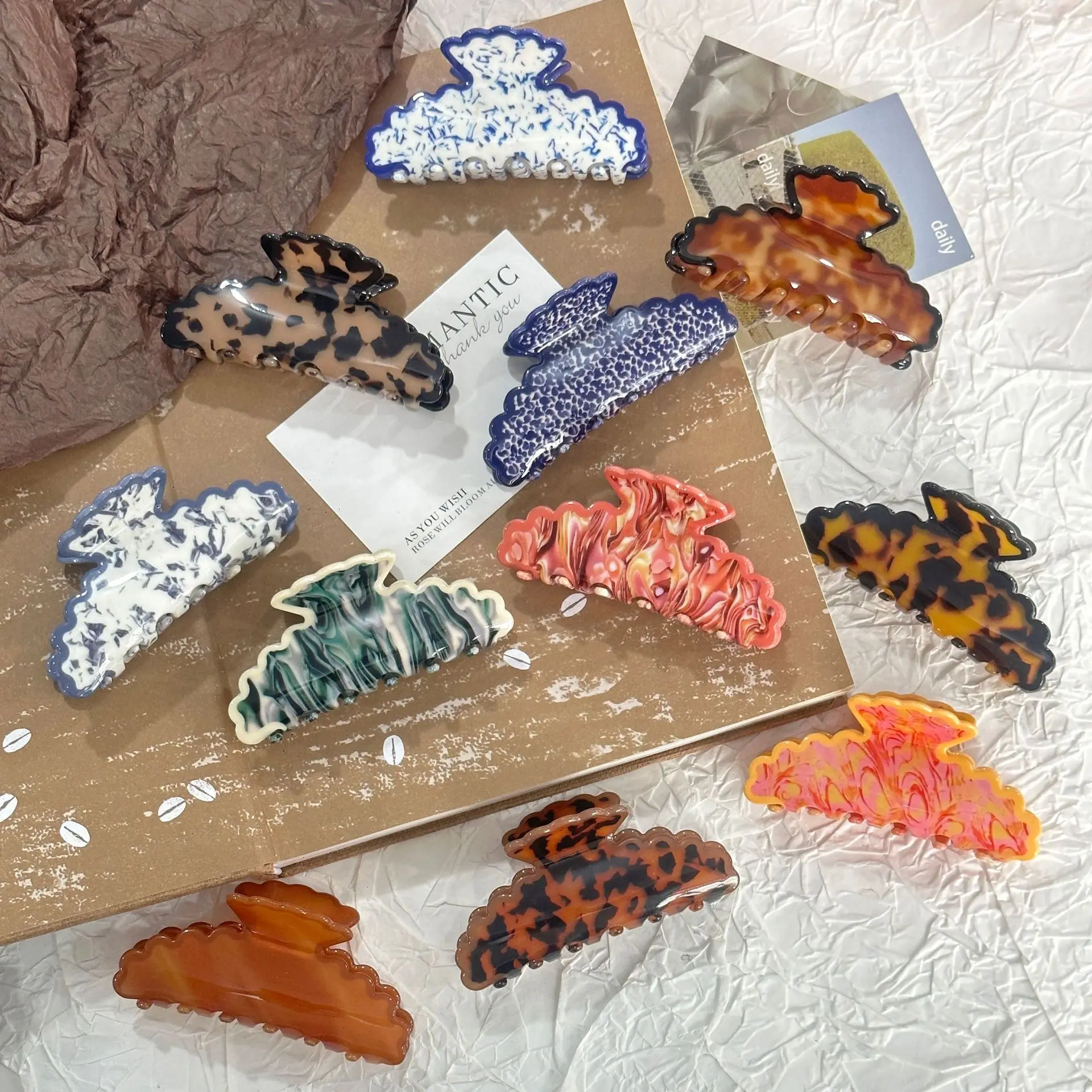 

Chic Blue White Porcelain Leopard Print Wave Shark Hair Claw Clip For Women Fashion Acrylic Crab Hairpin Hair Accessories Tool