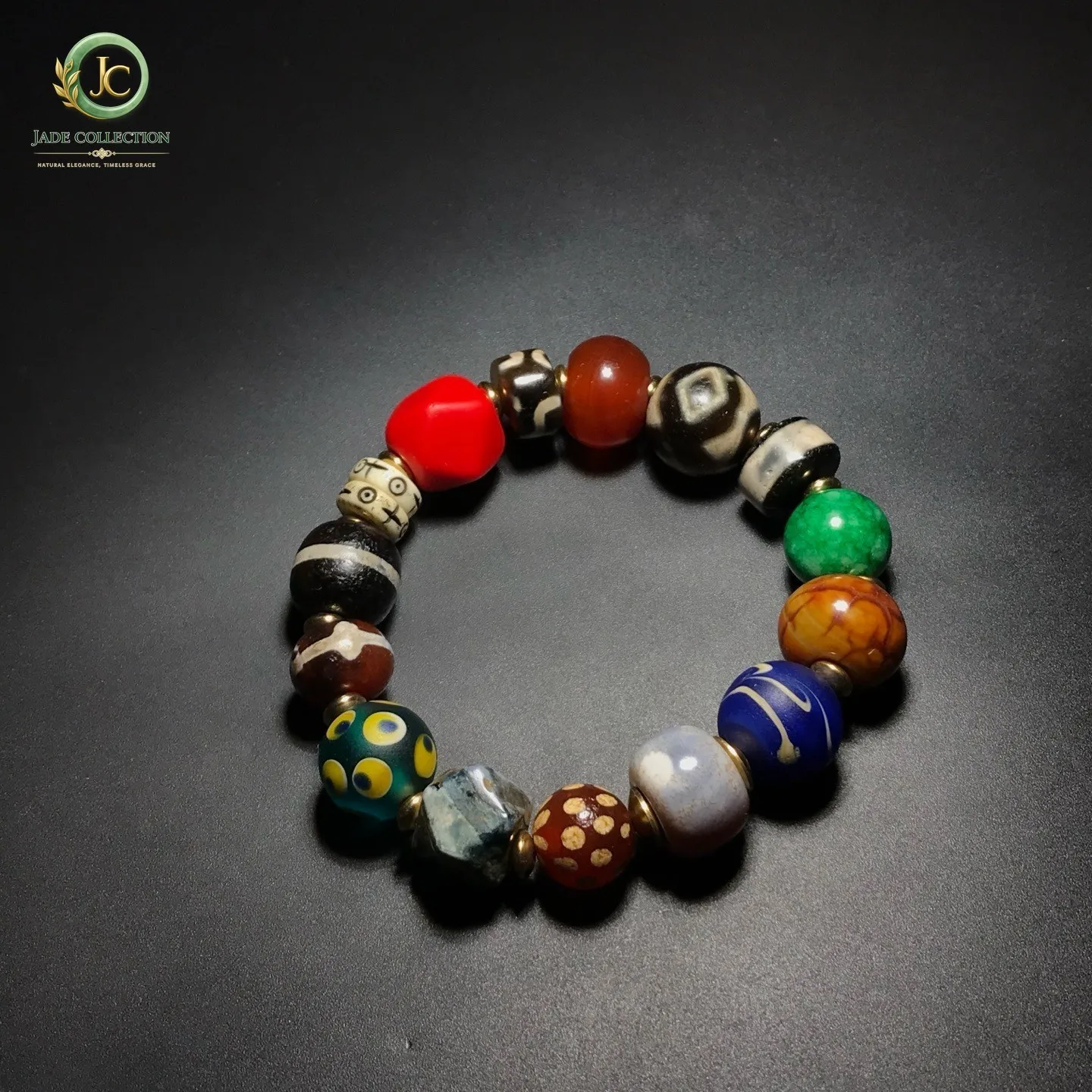Bracelet amulette tibétain en agate ancienne DZi avec multiples totems J0601
