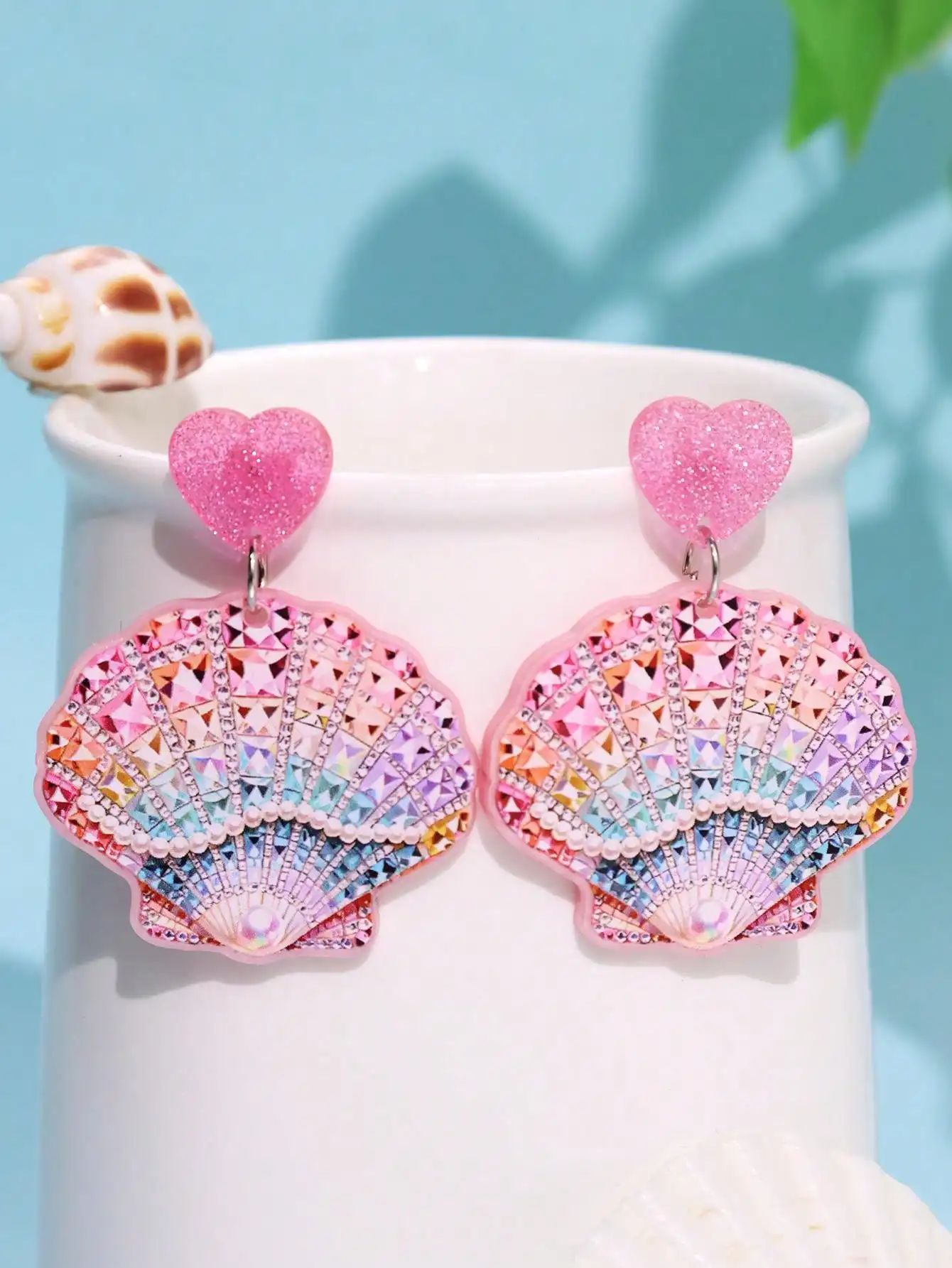 

1 Pair Refreshing Summer Cute Minimalist Creative 2D Crystal Seashell Acrylic Earrings, Fashionable Design Suitable For Beach, Holiday, Party Wear For Women