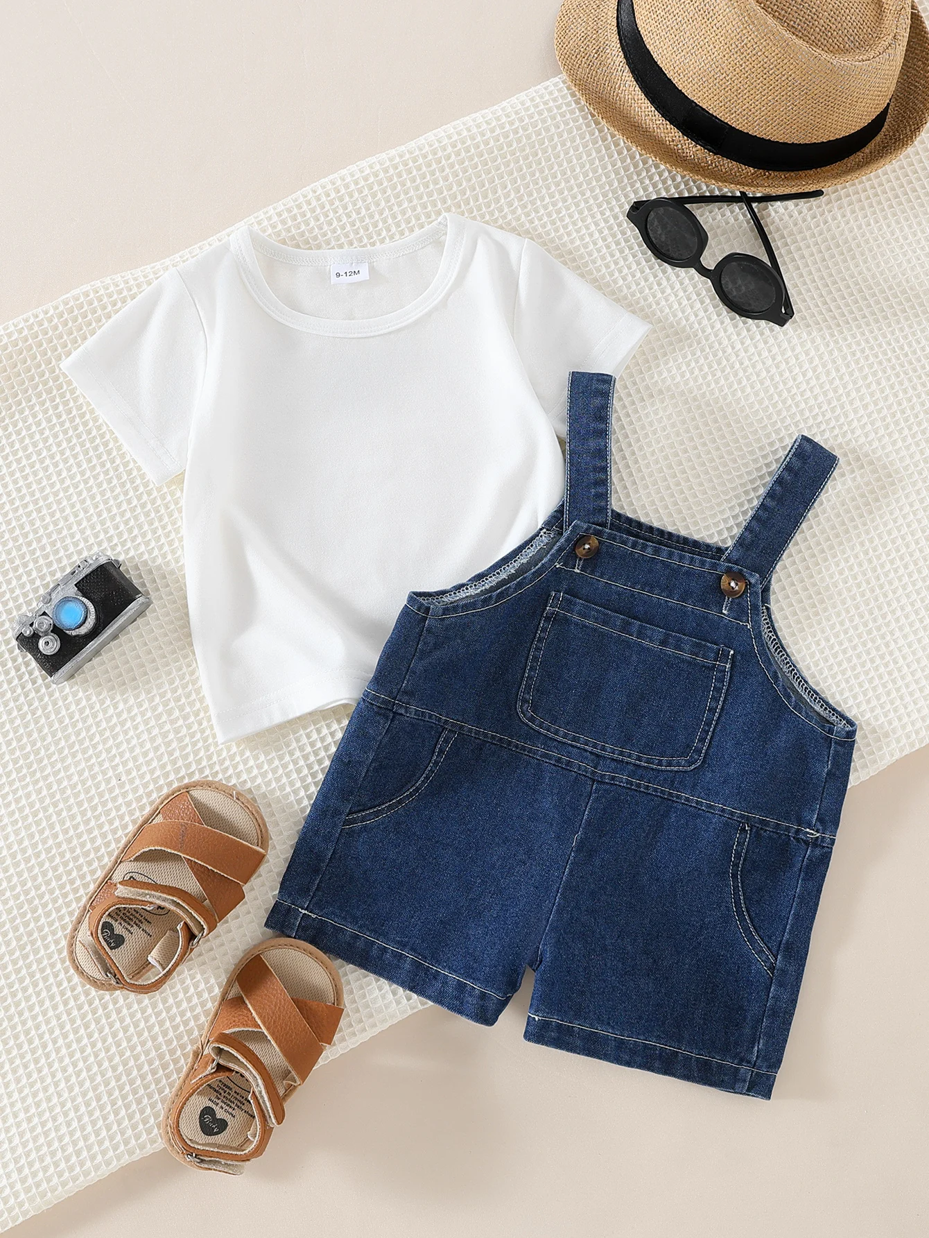 

Комплект из 2 предметов: футболка с коротким рукавом и джинсовый комбинезон для малышей 9-12 месяцев, повседневный стиль в ретро-стиле для прогулок