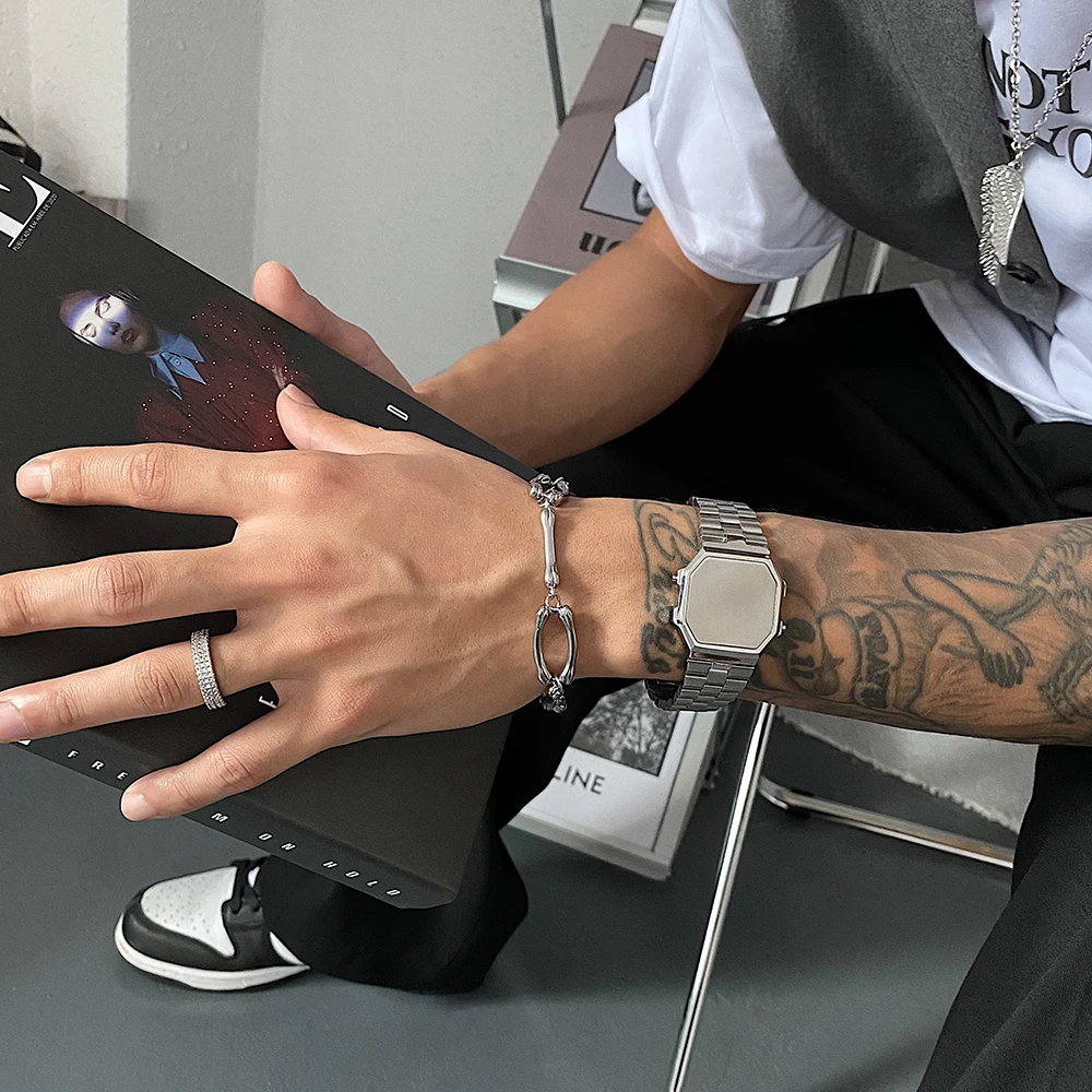 男性用チタンスチールブレスレット,骨の骨格を備えたブレスレット,男性用の流行のアクセサリー,小さくてハイエンド,新しい,saz2024