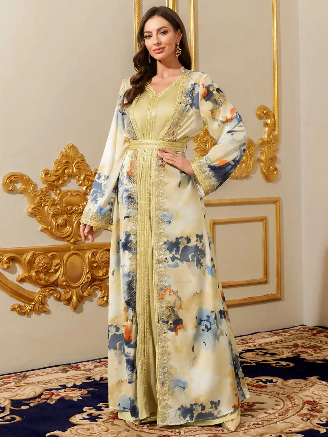 Elegante maxi-jurk met lange mouwen, lichtgouden borduurwerk, traditionele moslimkaftan met V-hals