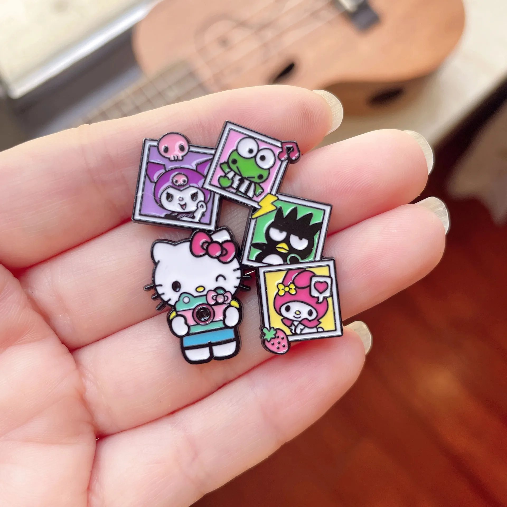 دبابيس معدنية لطيفة على طراز الرسوم المتحركة الأكثر مبيعًا مع تصميمات شارة رائعة مثالية لتزيين الملابس اليومية