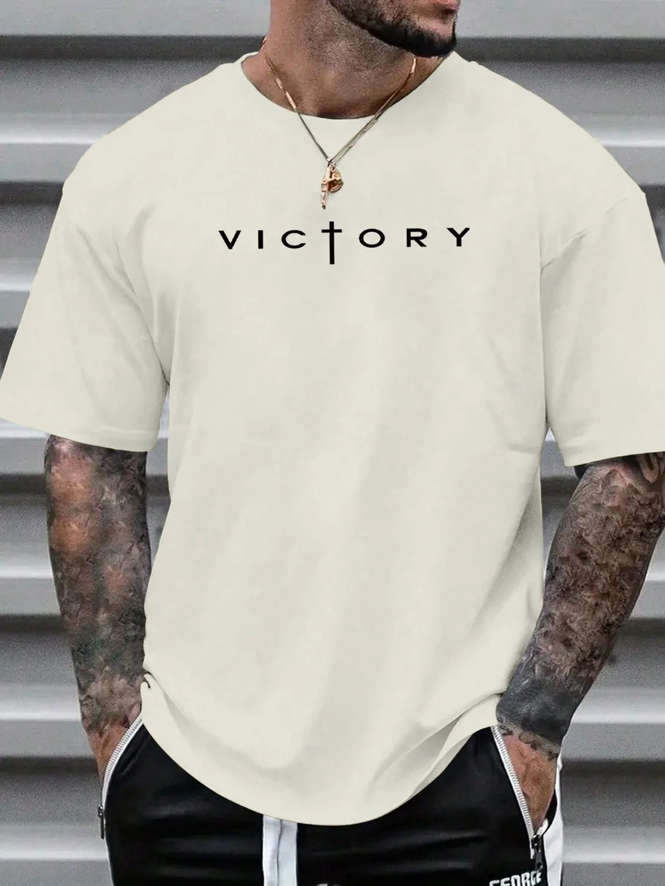 تي شيرت Victory أسود أبيض ورمادي كحلي بتصميم متقاطع مع نص ديني للجنسين من القطن ملابس الشارع الشهير غير الرسمية