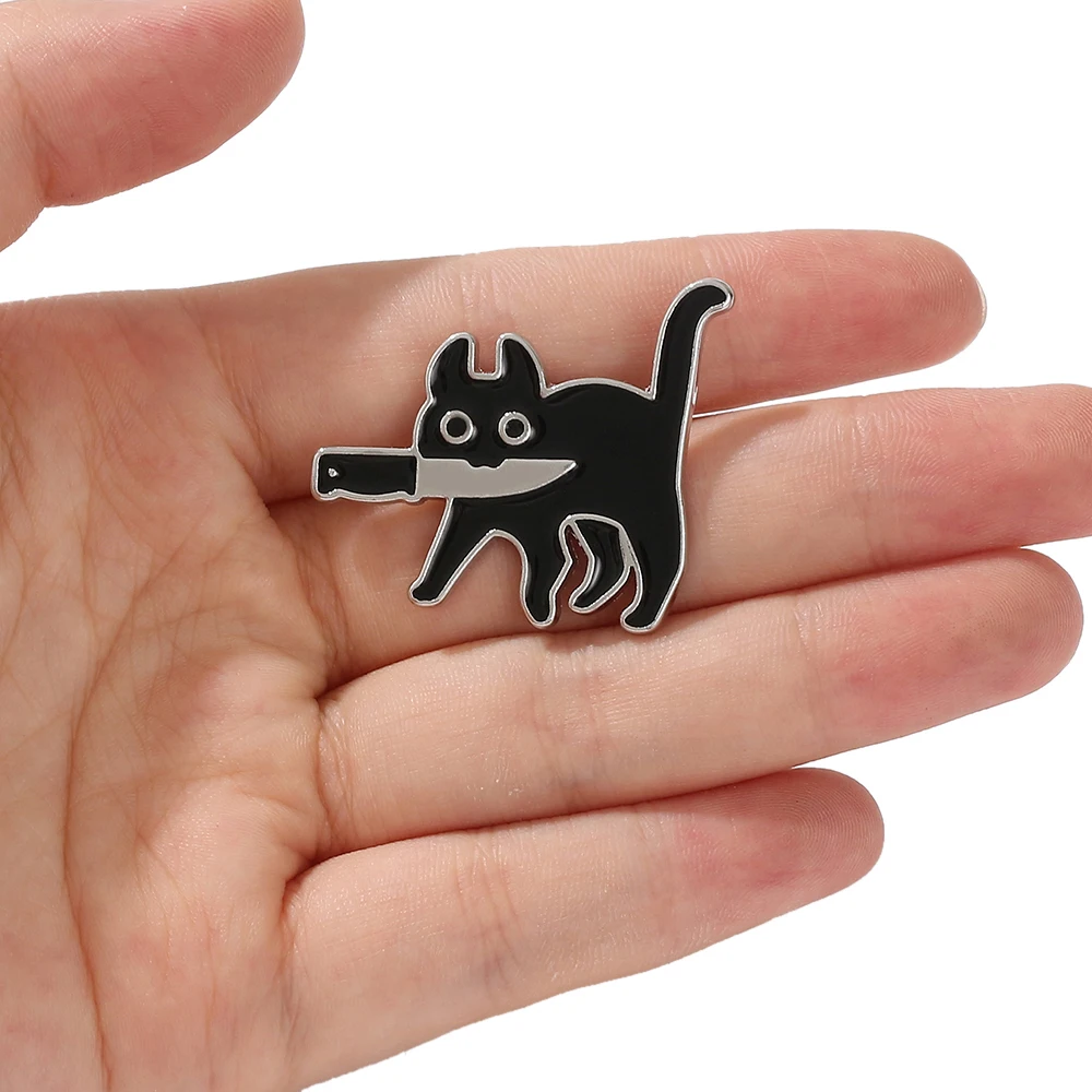 Gato dos desenhos animados com faca Esmalte Broche, Funny Killers, gatinho preto, Mew Mew, Denim Lapel Pin, Fashion Bag Badge, presente da jóia para o amigo