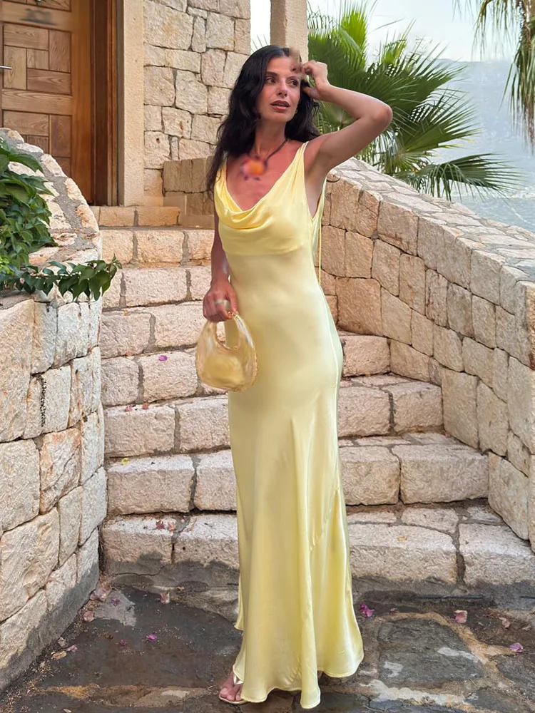 Sukienka midi damska w stylu wakacyjnym z satynową teksturą, dekolt w serek, elegancka, seksowna, letnia, z odkrytymi plecami, sznurowana, na ramiączkach.