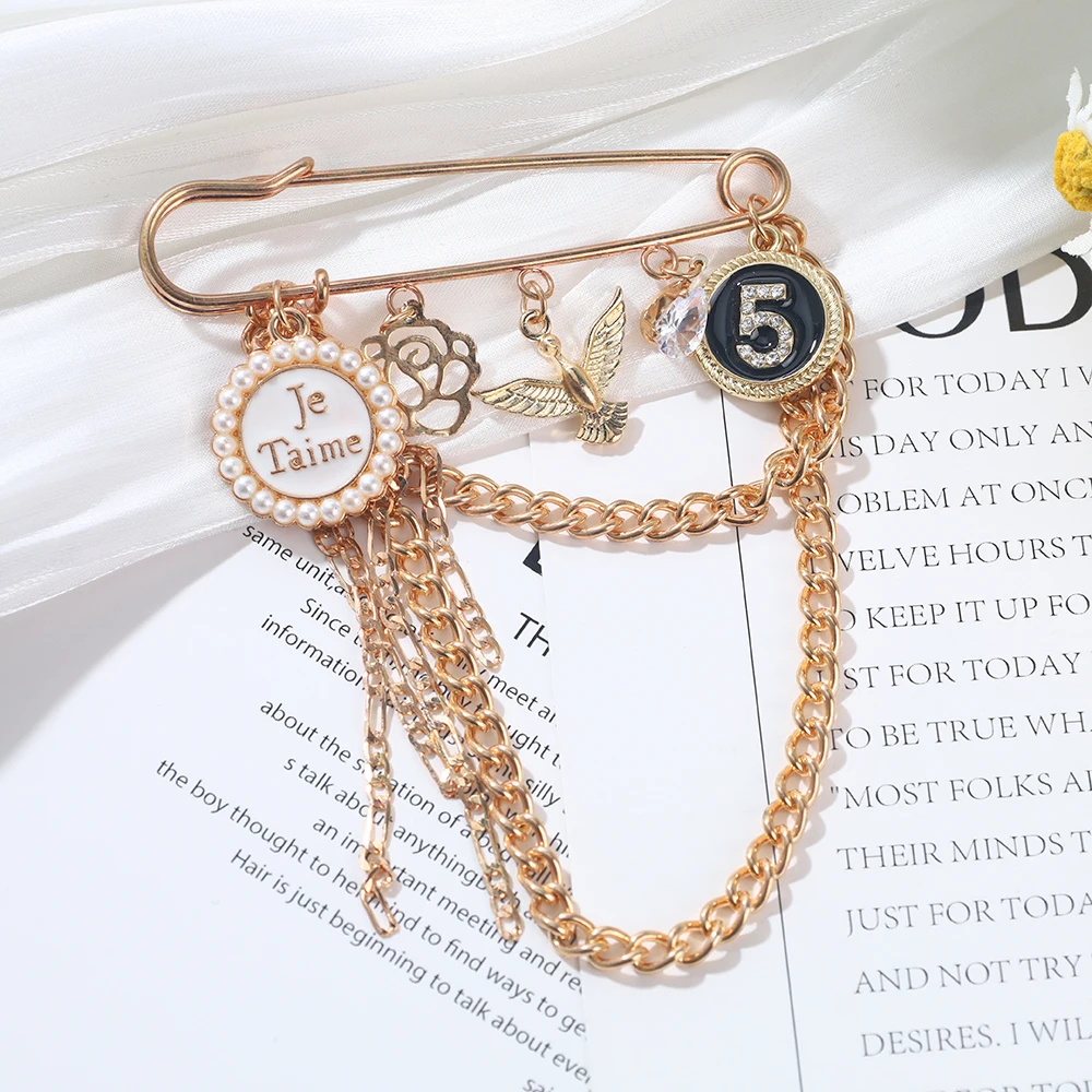 New Tassel Suit Brooch Pins Cute Mini Eagle Number 5 Card Je Taime Sign Multi-Layers Chains Dangle Corsage Accessories Props