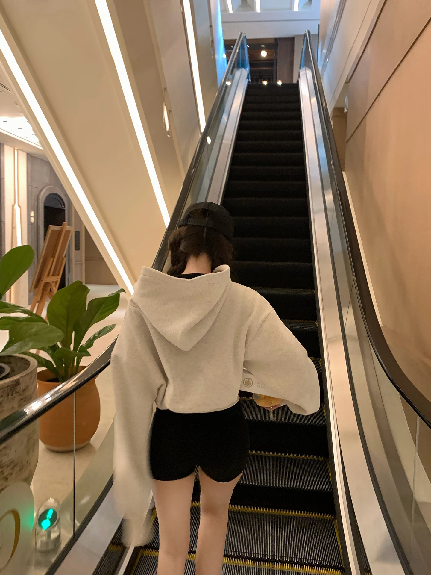 

Comfortable ey White Hooded Fce Lined ort Sweatirt Jaet GYO Street Sle Spring 2026 Loose Fit Ladies Faion
