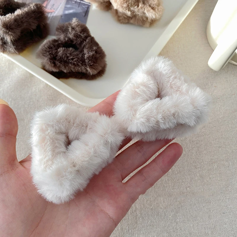 1pc Winter Plush Hair Claw Triangular Faux Fur Crab Barrettes Fashion Solid Women Hairpins Fluffy Hairgrip Hair Accessories