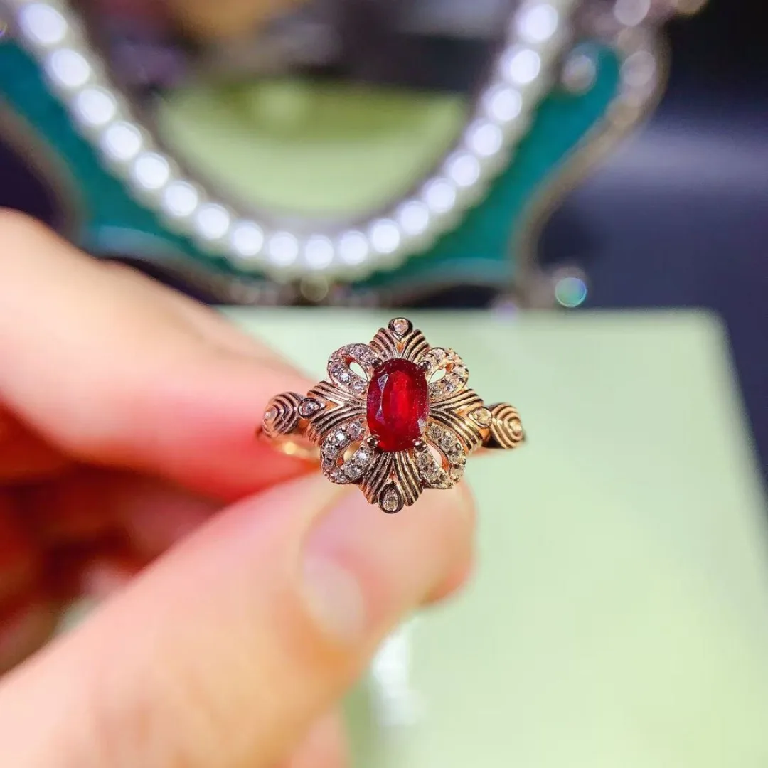 تتميز حلقة مصممة خصيصًا على مجموعة روبي طبيعية أصلية من الفضة الإسترليني S925 الفاخرة للتجميل الخالد