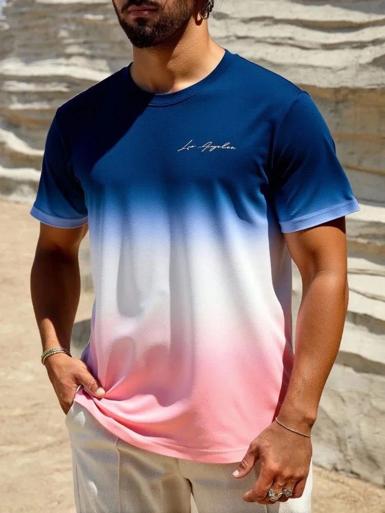 3D Farbverlauf Buchstaben Grafik Bedrucktes Herren T-Shirt Lässiges Bequemes O-Ausschnitt Kurzarm-Shirt Outdoor Sport Übergroßes Herren-Oberteil