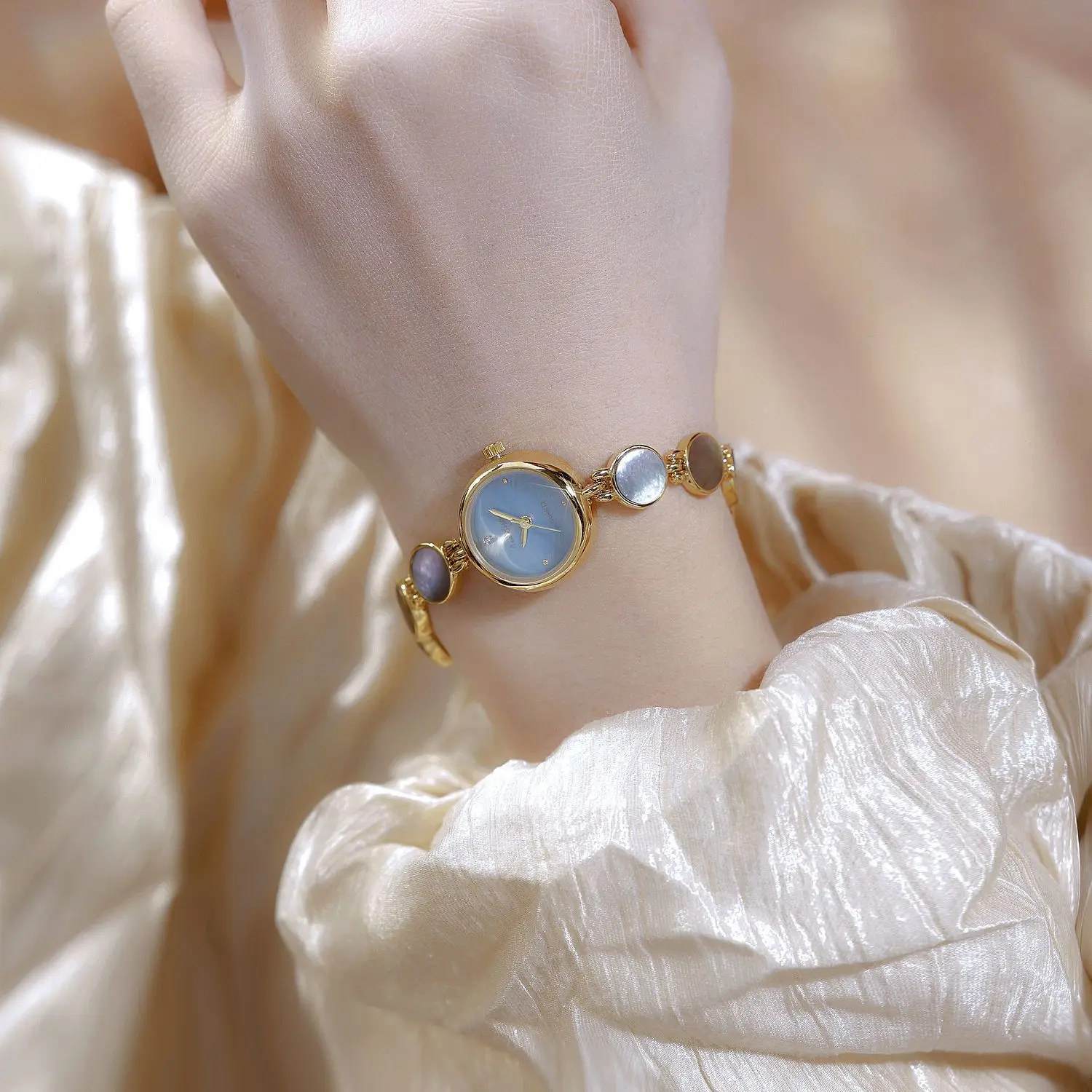 BS 브랜드의 새로운 2025 여성을위한 시계 자연 컬러 조개 팔찌 시계 여성을위한 골드 패션 석영 방수 시계 선물