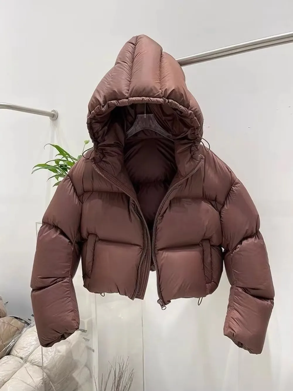 Super Thick Short Bread Puffer Coat Hooded Fashion Fluffy Female Feather Parkas Outwear 90% White Duck Down Jacket Women
