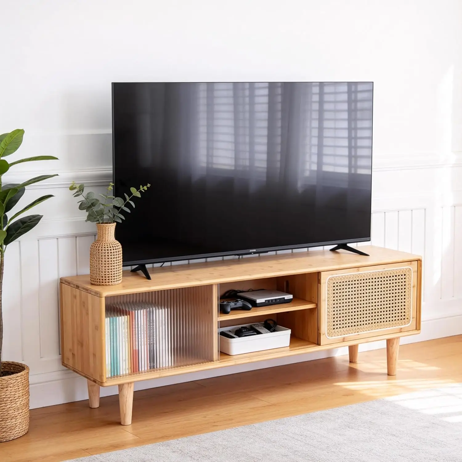 

Тумба под телевизор из ротанга для телевизора 55 дюймов, бамбуковый шкаф для ТВ с регулируемой полкой и местом для хранения, развлекательный центр в стиле бохо, мид-сенчури