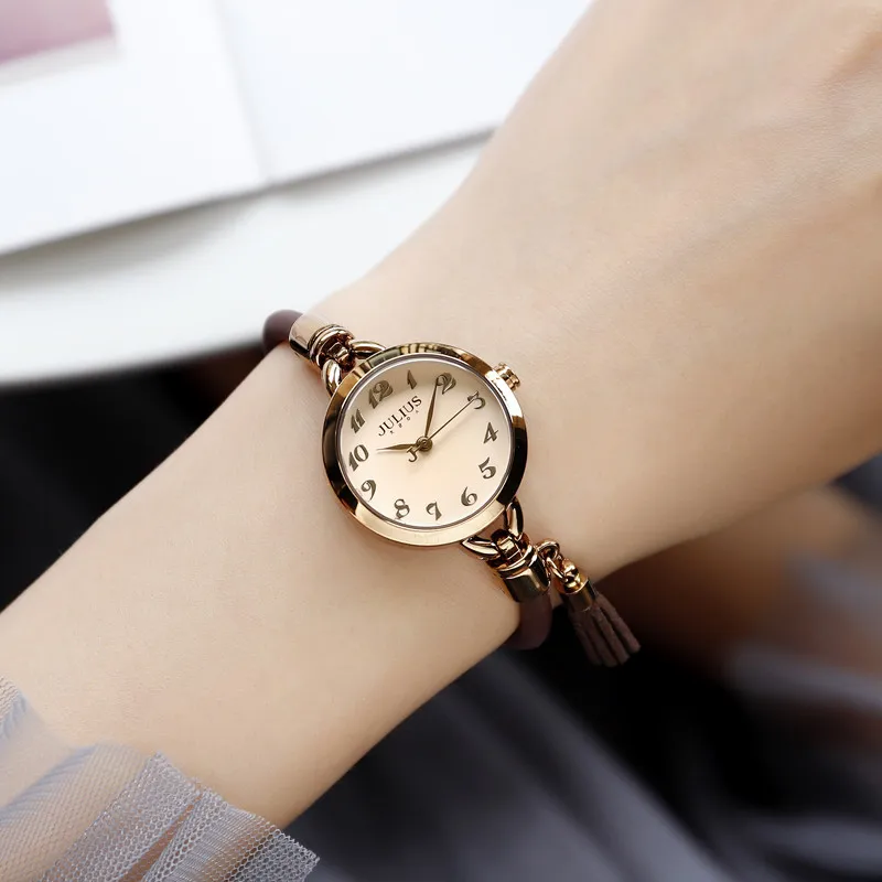 

Women's watch, trendy and stylishwith tasselssmall and exquisiteKorean style, quartz elegant, a perfect birthday gift for women.