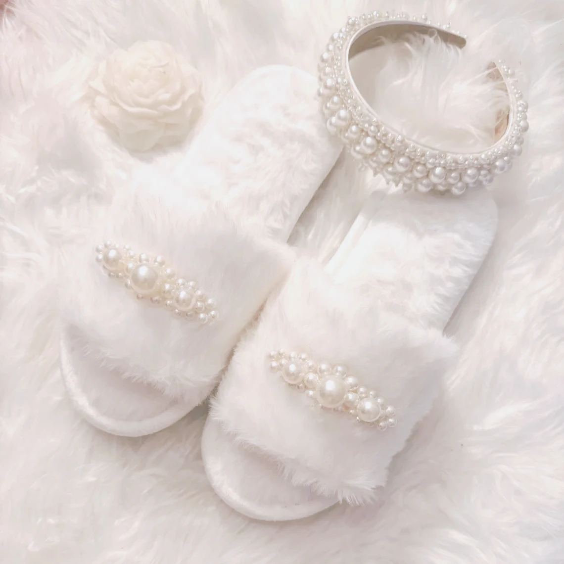 

Ivory Fluffy Pearl Slippers Bride Wedding Slippers Hen Party Bride-to-Be Wedding Prep Gift Bachelorette Party Supplies Decor