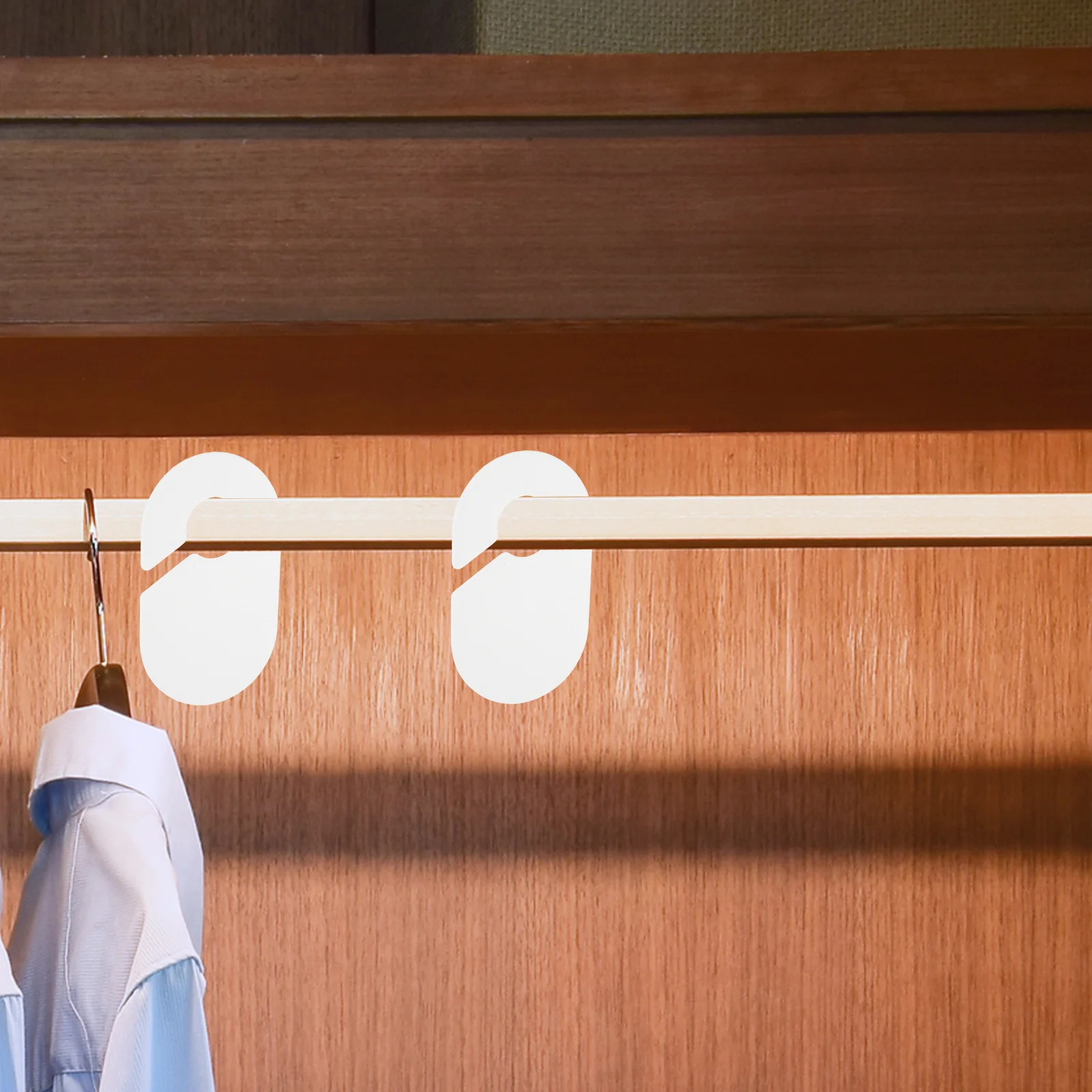 10 szt. Przegródek do szafy na ubrania do zawieszenia, kompaktowe plastikowe przegródki do szafy, łatwe w montażu, separatory rozmiarów ubrań do domu