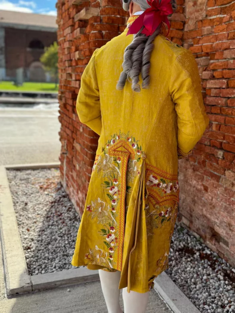 Costume da gentiluomo aristocratico britannico anni '1700, abito da smoking di lusso con stampa floreale rococò barocco da uomo vittoriano