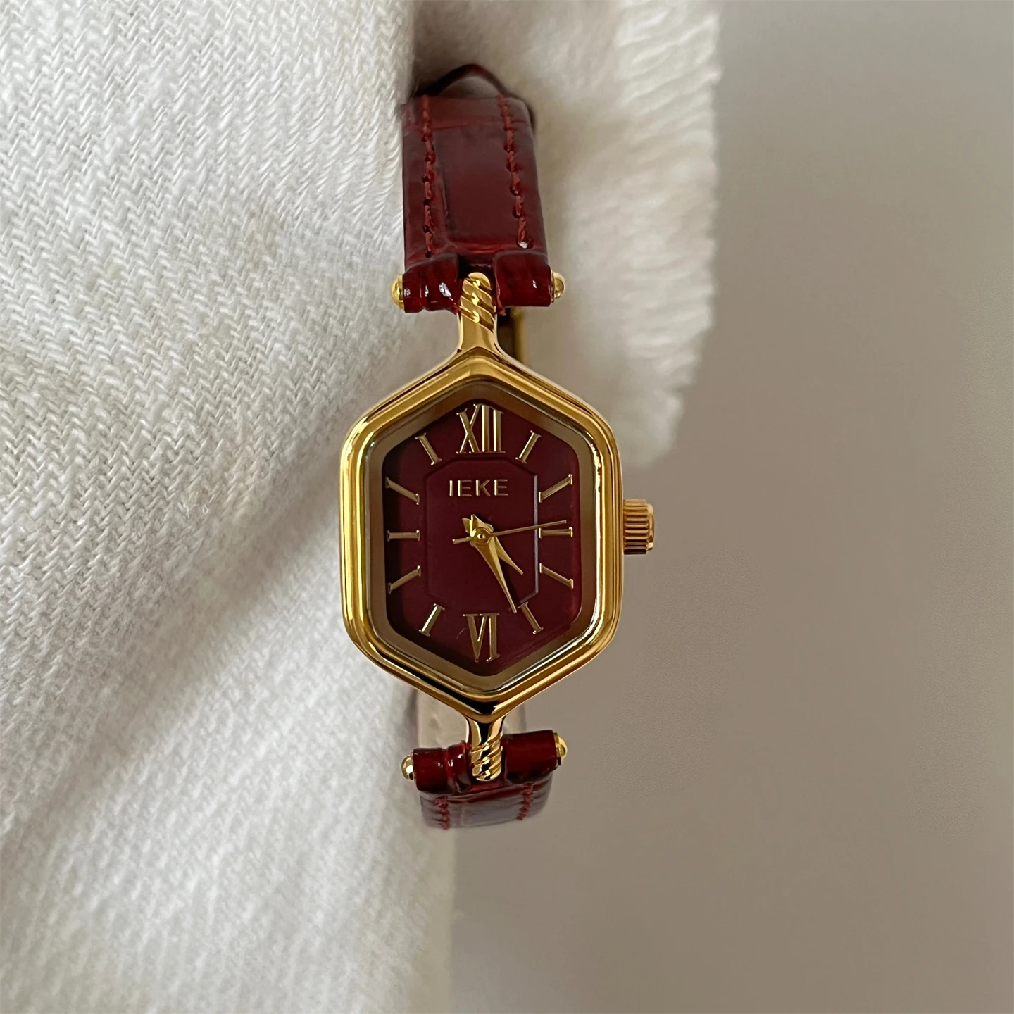 Chinese red diamond-shaped dial women's watch, retro style, elegant and refined women's leather strap, professional wristwatch.
