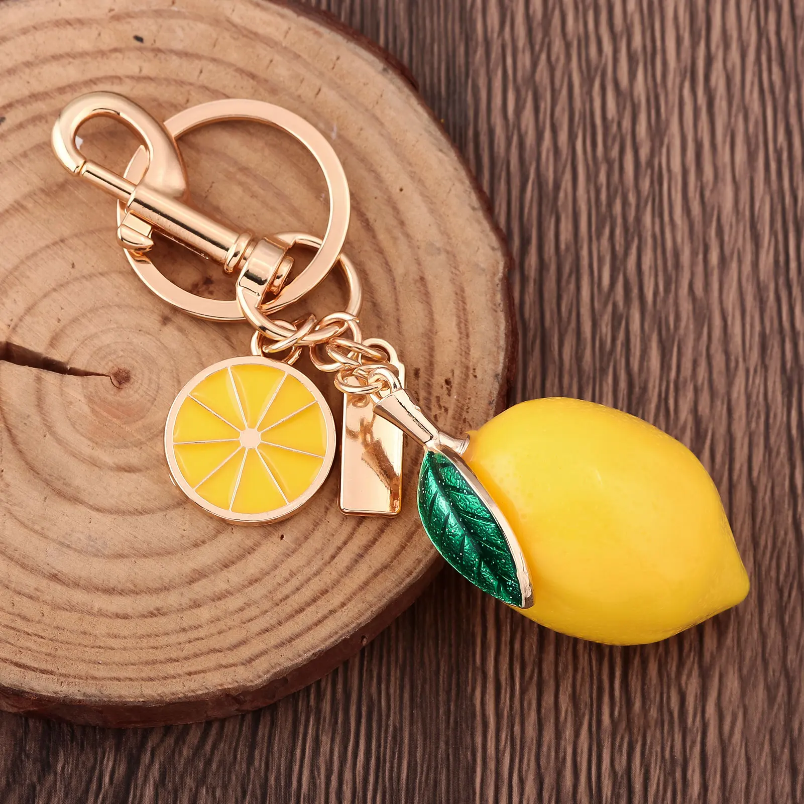 LLavero con dije de adorno de fruta deliciosa a la moda, bolso fresco con diamantes de imitación de limón, colgante de fiesta, accesorios para bolso de mujer, joyería