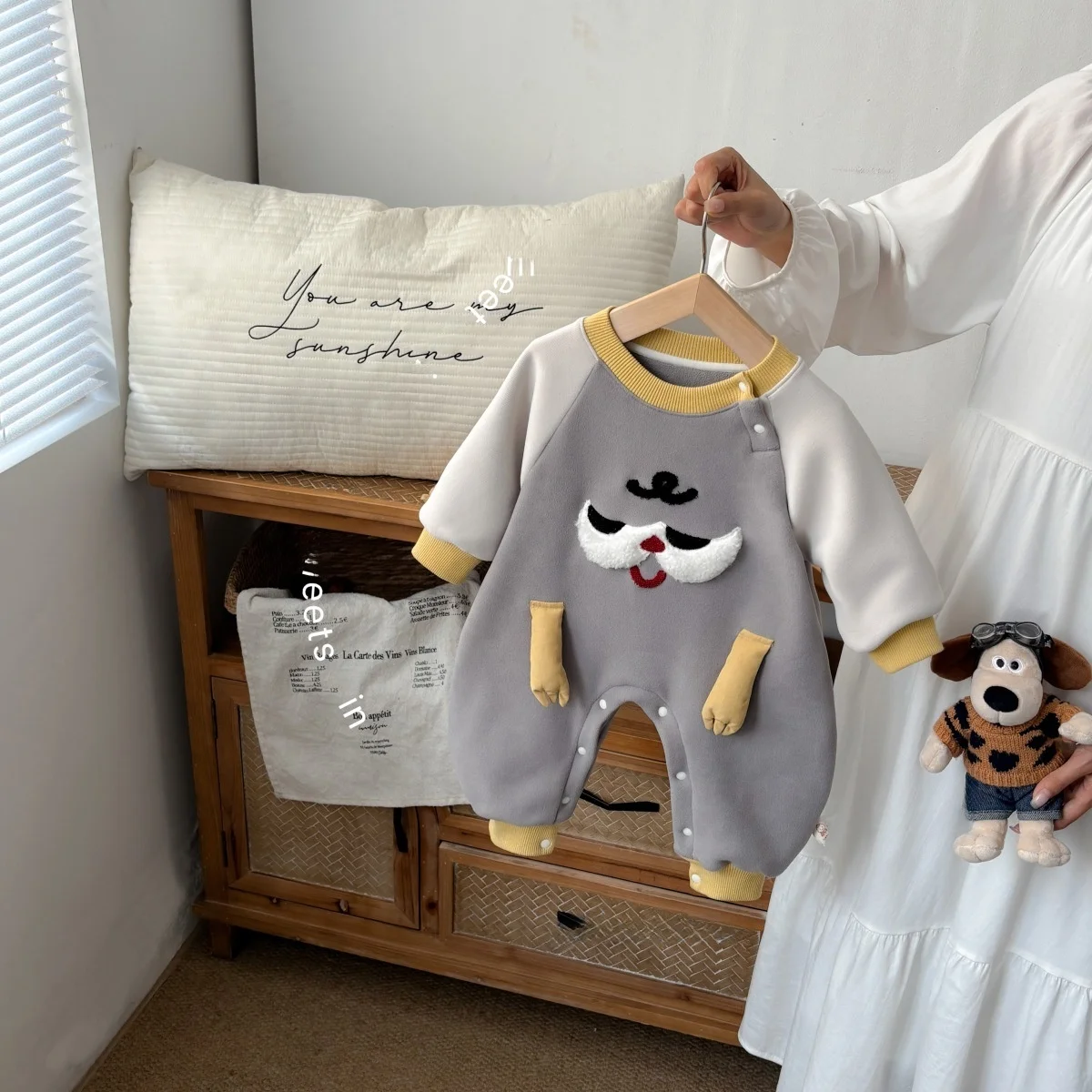 ชุดเสื้อผ้าเด็กผู้ชายลายการ์ตูนน่ารัก อุ่นสบาย สำหรับฤดูใบไม้ร่วงและฤดูหนาว พร้อมกางเกงขายาว