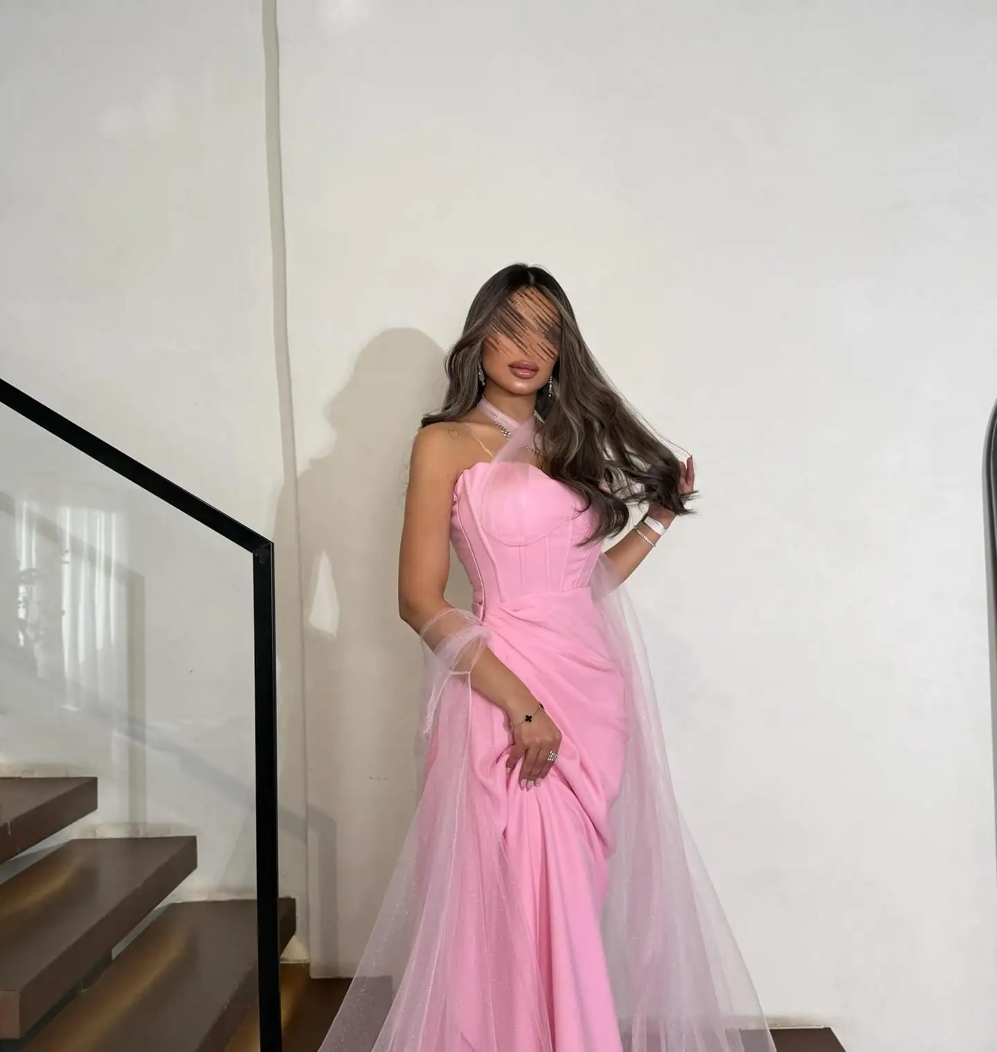 カスタマイズされたイブニングドレス絶妙なサテンストラップレスノースリーブセレブドレスクラシックリボンAラインスイープトレインパーティードレス