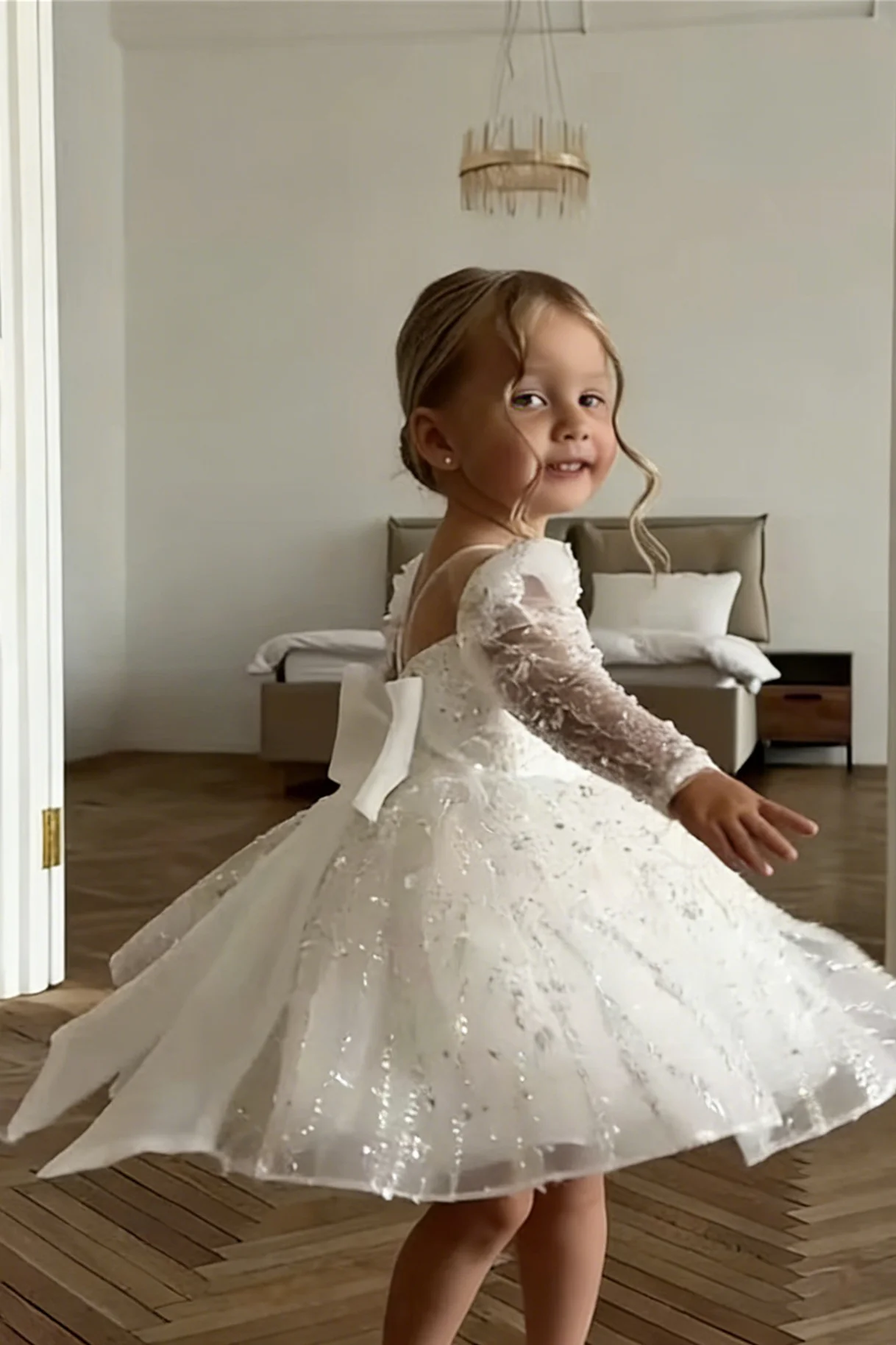 

Customized White Flower Girl Dress For Wedding Glitter Bowknot V Back Long Sleeve Kids Birthday Party First Communion Gown