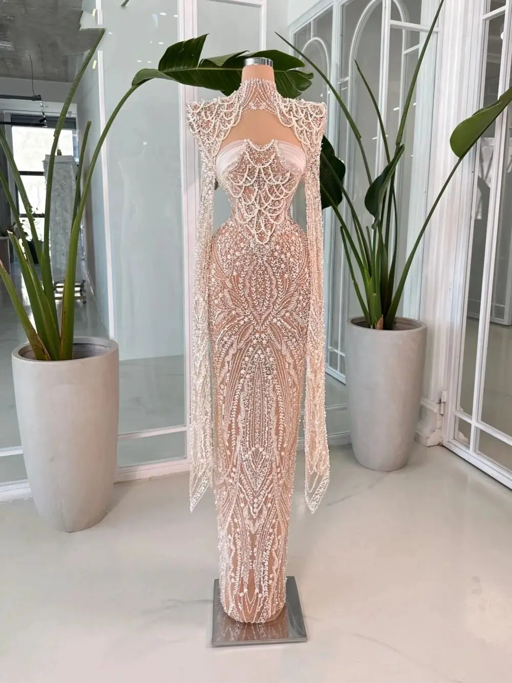 Luxe avondjurken met hoge hals en kralen, mode, lange mouwen, parels, kanten galajurk, vloerlengte feestjurk