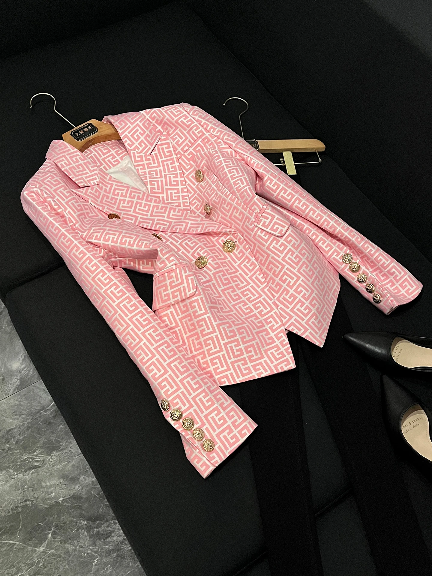 

Новая модель: Женский приталенный пиджак с геометрическим узором и вышивкой, на двух пуговицах, с длинными рукавами, стандартной длины, для офиса.