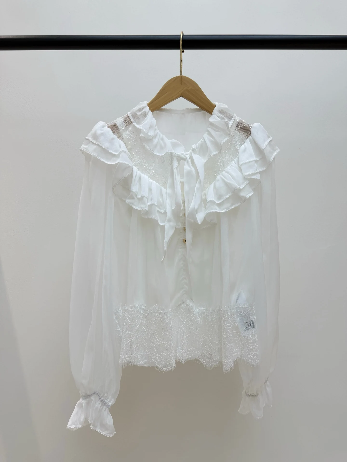 

Шифоновый топ в стиле блузки, стильный и элегантный женский топ с слегка прозрачным ажурным кружевным дизайном и галстуком-бабочкой.