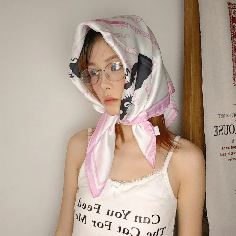 Wszechstronny Oddychający Szalik z Kwiatowym Nadrukiem Satynowa Tkanina Punktowa Bandana dla Psa Chusta na Głowę Elegancka Miękka Kwadratowa Opaska na Głowę Nakrycie Głowy